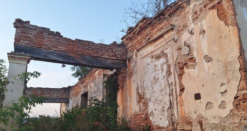 Ruinele Castelului Csáky, Váralmás, Romania, Romania